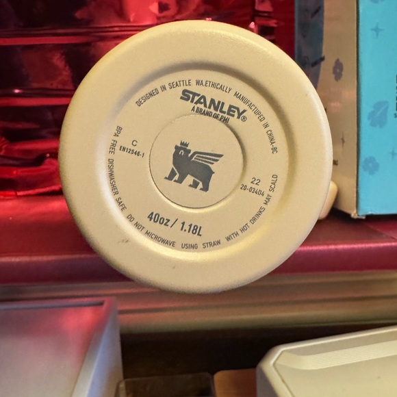 Stanley Cream 40 oz Tumbler Lid - Picture 2 of 2